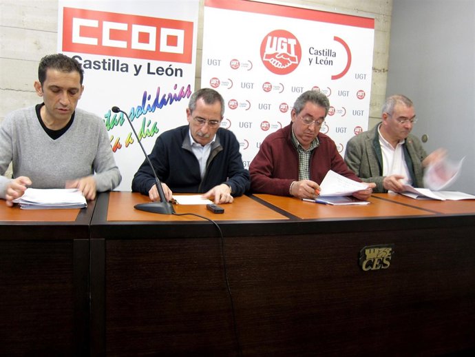 Ramón Górriz y Toni Ferrer, en el centro, en la sede del CES.