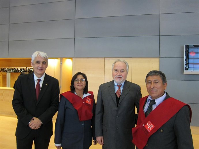 Arnáez Vadillo y el embajador del Perú en España con participantes del curso