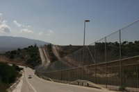 Dos guàrdies civils ferits a l'intentar impedir el salt de la tanca de Melilla d'uns 200 immigrants
