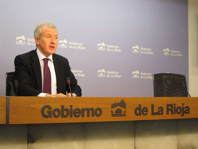 El portavoz del Gobierno riojano, Emilio del Río, informa del Consejo