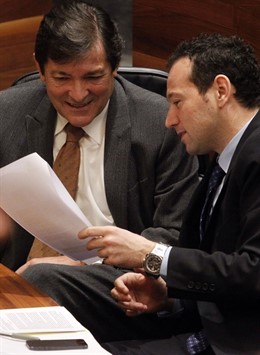 Javier Fernández y Guillermo Martínez en la Junta General