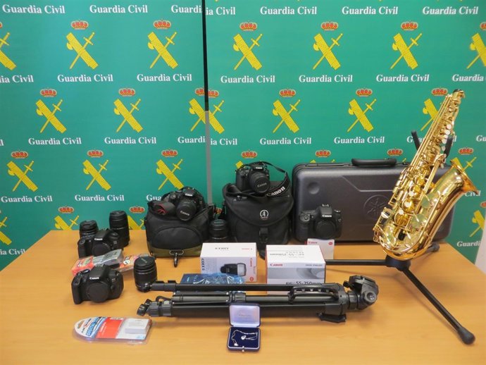 Imagen de algunos de los efectos recuperados por la  Guardia Civil