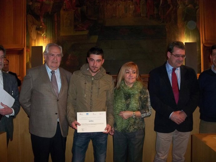 Guillermo García e Isabel Carrasco con algunos de los jóvenes