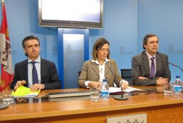 Milagros Marcos (c) en rueda de prensa