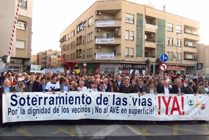 Cámara en la manifestación por el soterramiento del AVE 