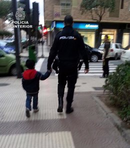 Policía Nacional entrega a sus padres un niño que se había perdido en Logroño