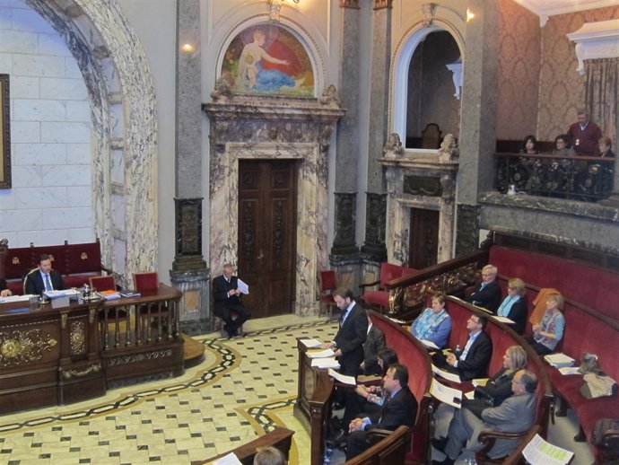 La familia de Alcorisa en la tribuna de invitados en el pleno