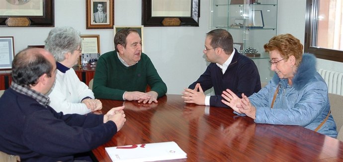 Luena con responsables de la Cocina Económica