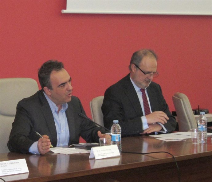 El catedrático de Derecho Constitucional de la UVA Juan María Bilbao (dcha)