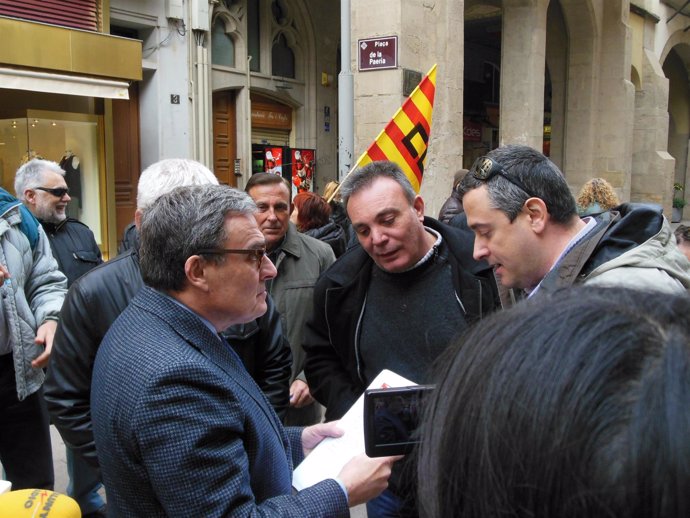 El alcalde de Lleida, Àngel Ros, con trabajadores de Autobusos de Lleida.