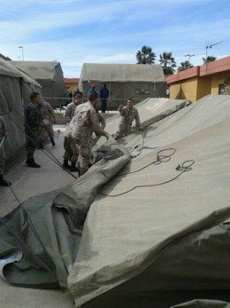 Colocación de tiendas de campaña en el CETI de Melilla