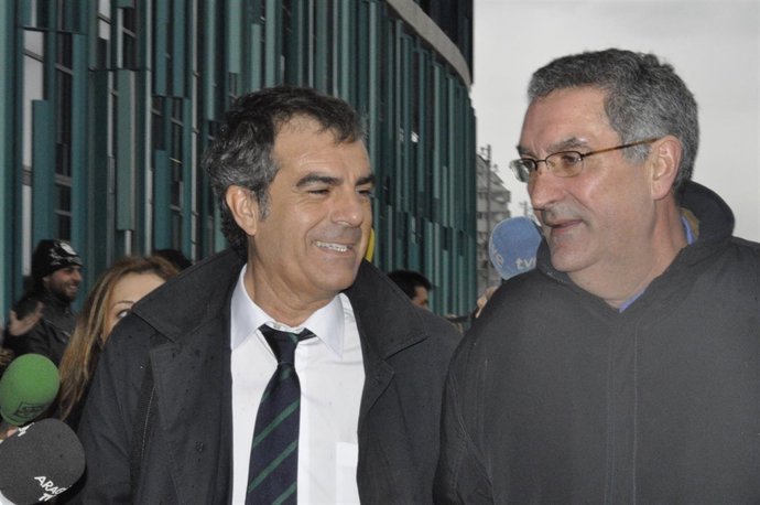 El exgerente de Plaza, Ricardo García Becerril, (dcha.) y el abogado Javier Osés