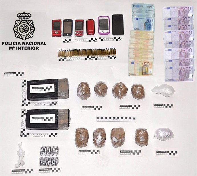 Material intervenido en operativo contra drogas en Ferrol.