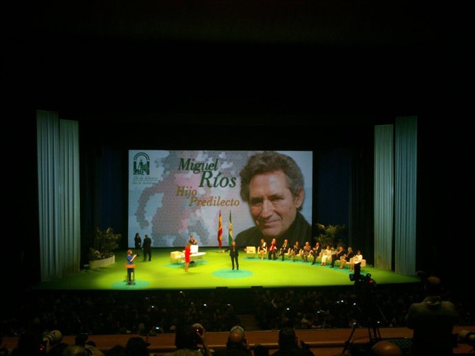 Miguel Ríos recoge la distinción de manos de Susana Díaz