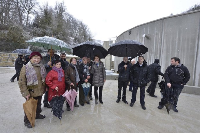Barcina con el consejero Esparza y vecinos de la zona            