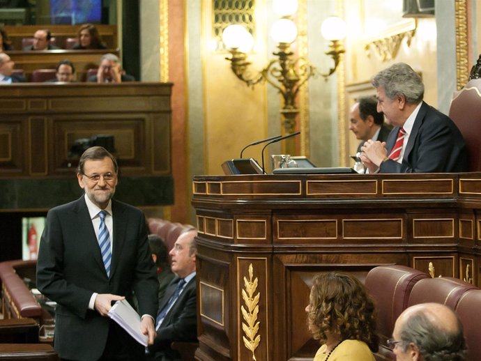 Mariano Rajoy sube a la tribuna del hemiciclo, ante Jesús Posada