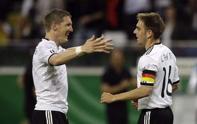 Schweinsteiger y Lahm celebran un gol
