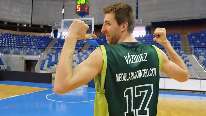 Fran Vázquez (Unicaja) con la camiseta de medulaparamateo.Com