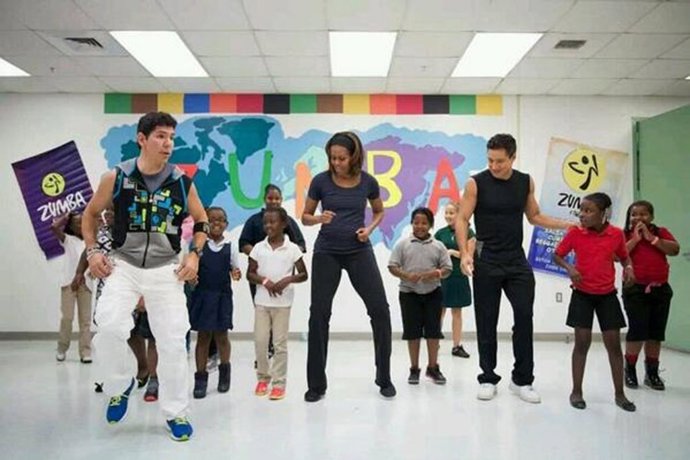 MICHELLE OBAMA PRACTICA ZUMBA 
