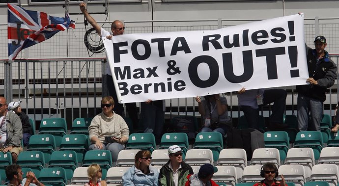 Aficionados a favor de la FOTA y en contra de Bernie Ecclestone y Max Mosley
