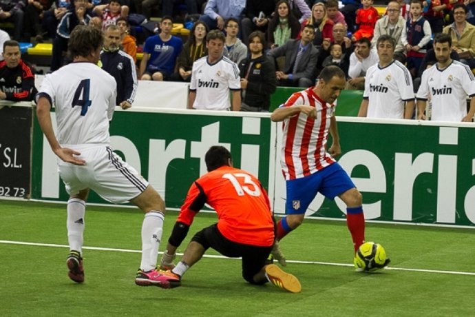 El Real Madrid se lleva el derbi de veteranos