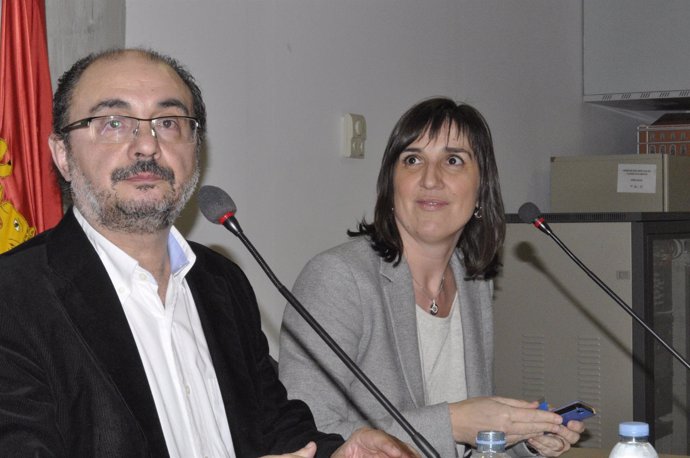 Javier Lambán con la presidenta de la Junta de Distrito del Rabal, Lola Ranera.