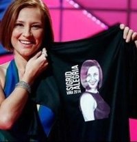 La reina se lanza desnuda a una piscina