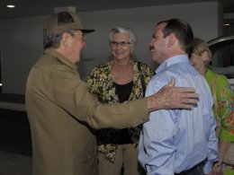 El presidente cubano, Raúl Castro, recibe a Fernando González, uno de los cinco
