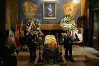 Miles de personas despiden a Paco de Lucía en la capilla ardiente en Algeciras