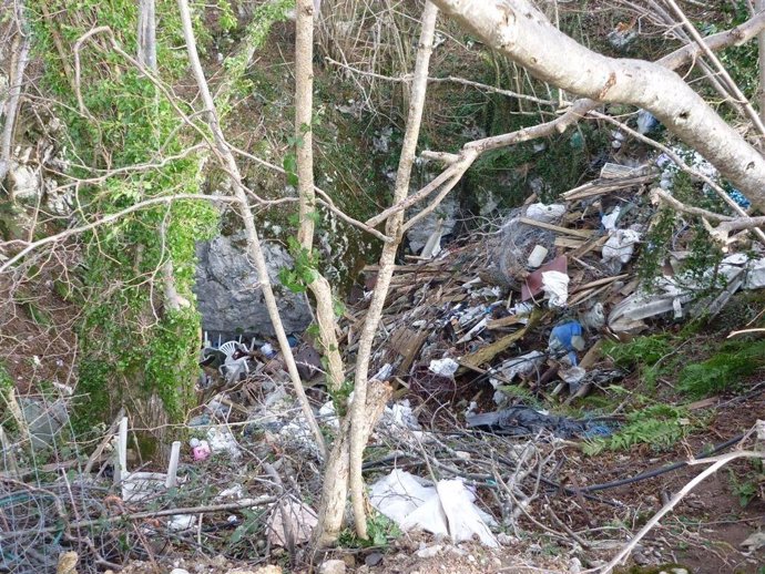 Vertedero ilegal en Cangas de onís