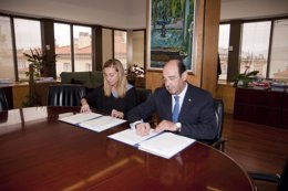 Firma del acuerdo con Cajaviva