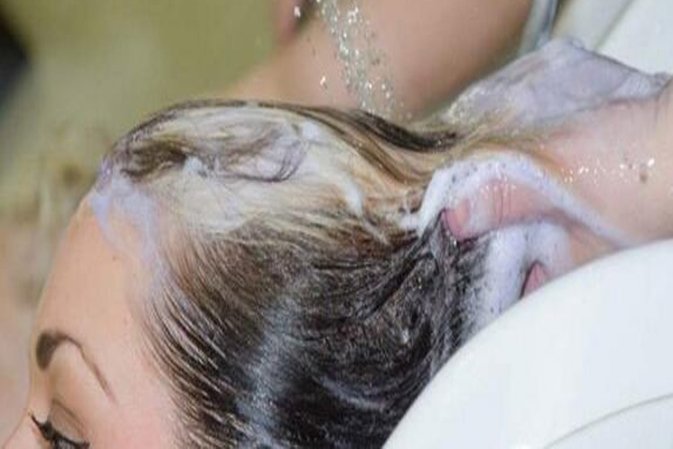 Lavarse el pelo al revés 