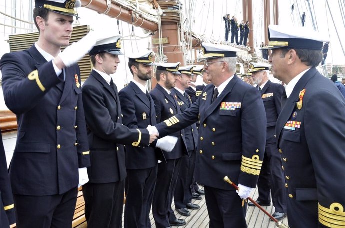 El Almirante Jefe de Estado Mayor de la Armada saluda a la dotación
