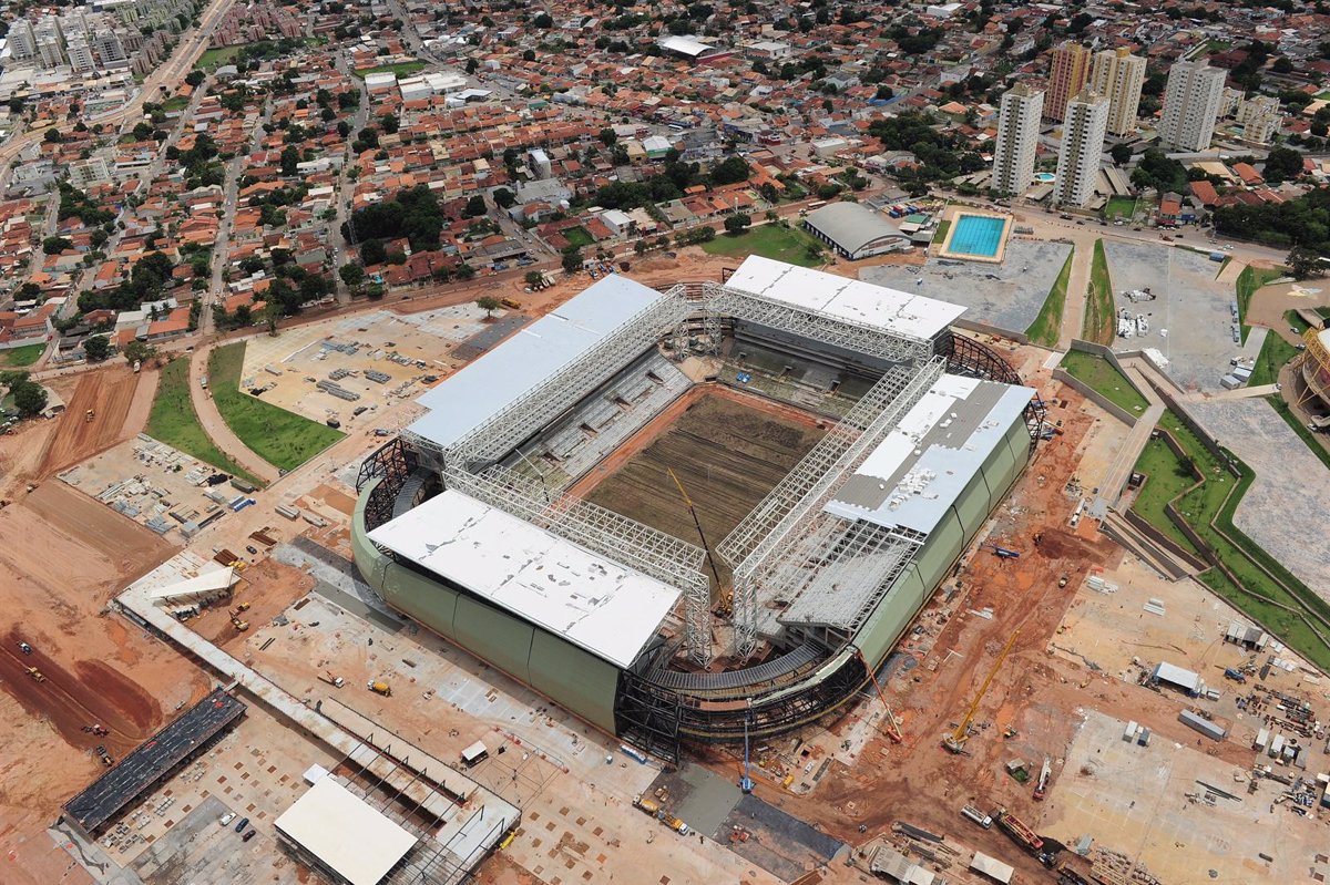 Los retrasos de Brasil en la construcción de los estadios son un enorme desafío para la FIFA