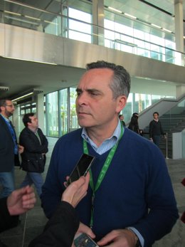 Juan Bueno atendiendo a los periodistas en Fibes