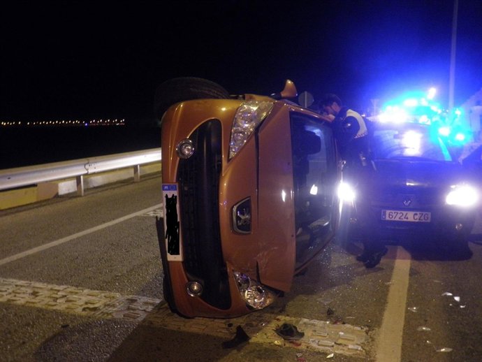 Coche volcado tras intentar huir en Cádiz