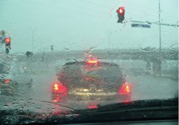 Conducción lluvia, tráfico, atasco, condiciones adversas