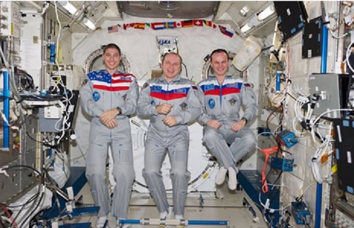 Los astronautas de la Expedición 38 Mike Hopkins, Oleg Kotov y Sergey Ryazanskiy