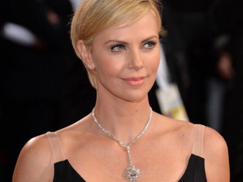 Los 15 millones de dólares del colgante de charlize theron