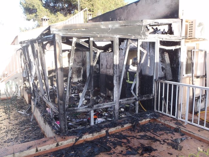 Bomberos de Cartagena evitan que el fuego arrase una casa en El Albujón 