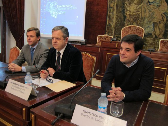 Fuentes (centro) entre el gerente del Consorcio y el director del curso