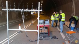Investigadores de la UJA  toman mediciones en un túnel.