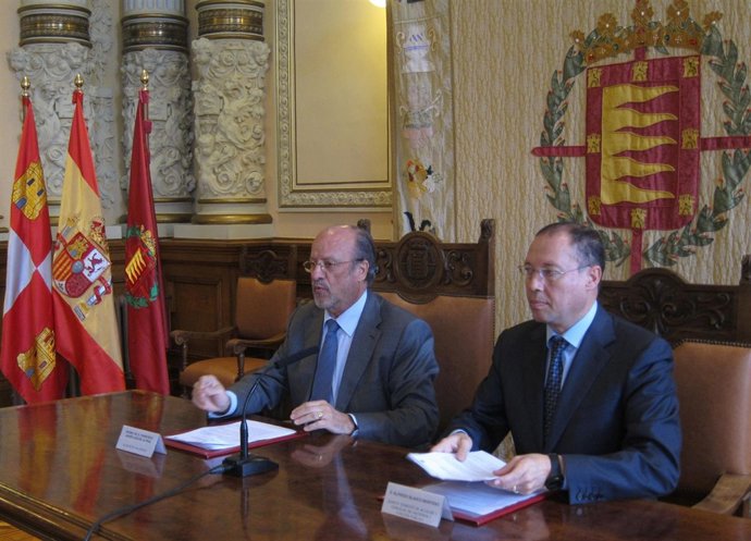 León de la Riva junto al concejal de Hacienda, Alfredo Blanco