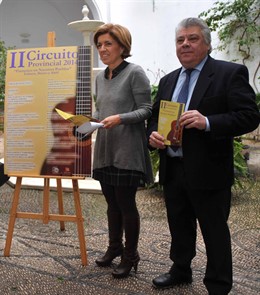 Botella y Cuenca junto al cartel de la actividad