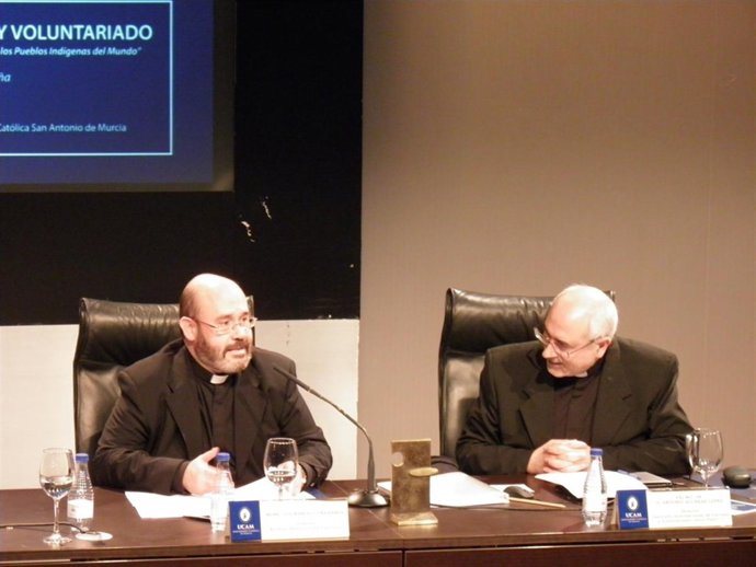 El representante del órgano eclesial, con el vicerrector de la UCAM