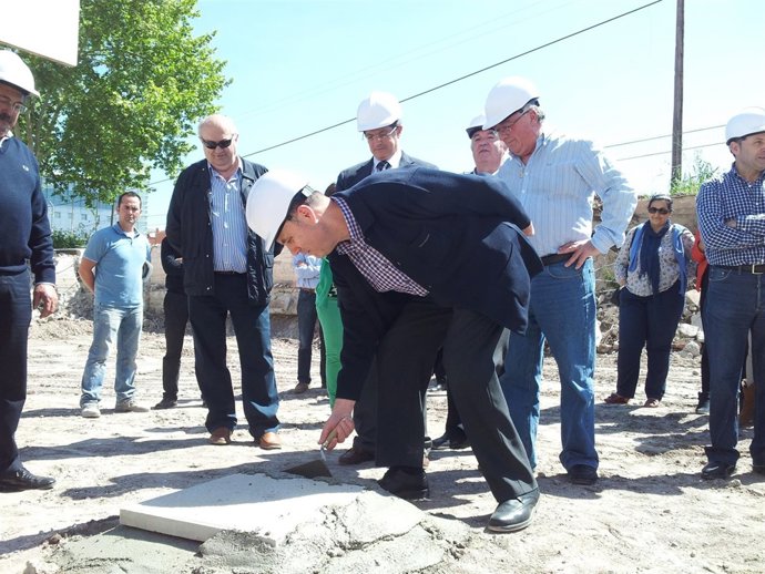 Imagen de la colocación de la primera piedra