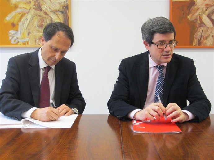 El consejero Iribas e Isidro Abad suscriben el convenio de colaboración.