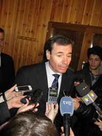 Gómez cree que a Cavero "le ha costado" dimitir como vicepresidenta de CEIM tras meses "con informaciones muy negativas"