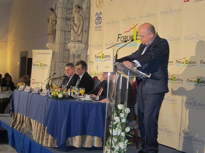 El presidente de la Diputación de Ourense, Manuel Baltar, y Pedro Puy en la mesa