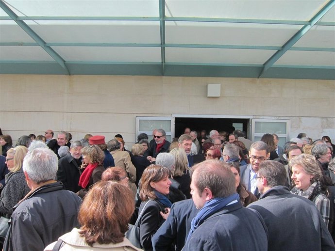 Familiares y amigos de Anna Maria Moix tras la ceremonia